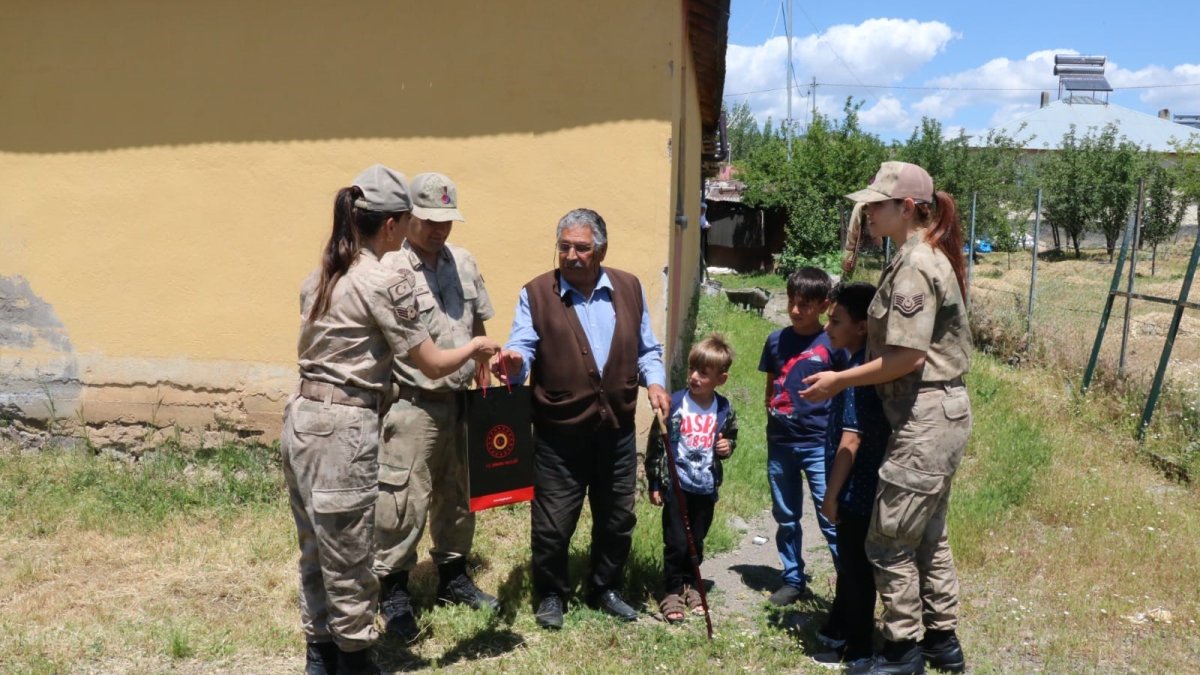 Jandarma köyün en yaşlısının babalar gününü kutladı