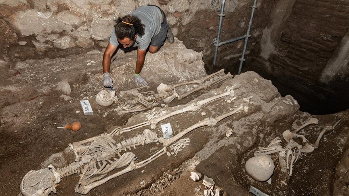 Tarihi surlarda mezarlar ve insan iskeletleri bulundu