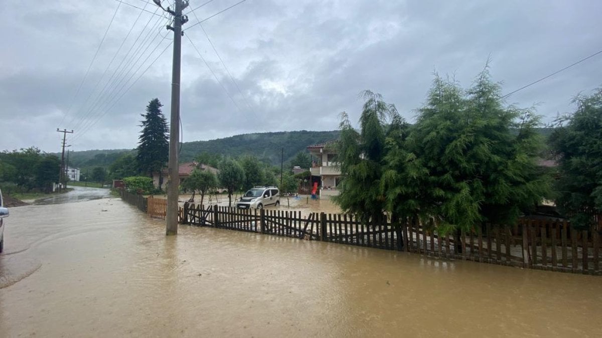 Düzce sele teslim: Dereler taştı, köyler göle döndü