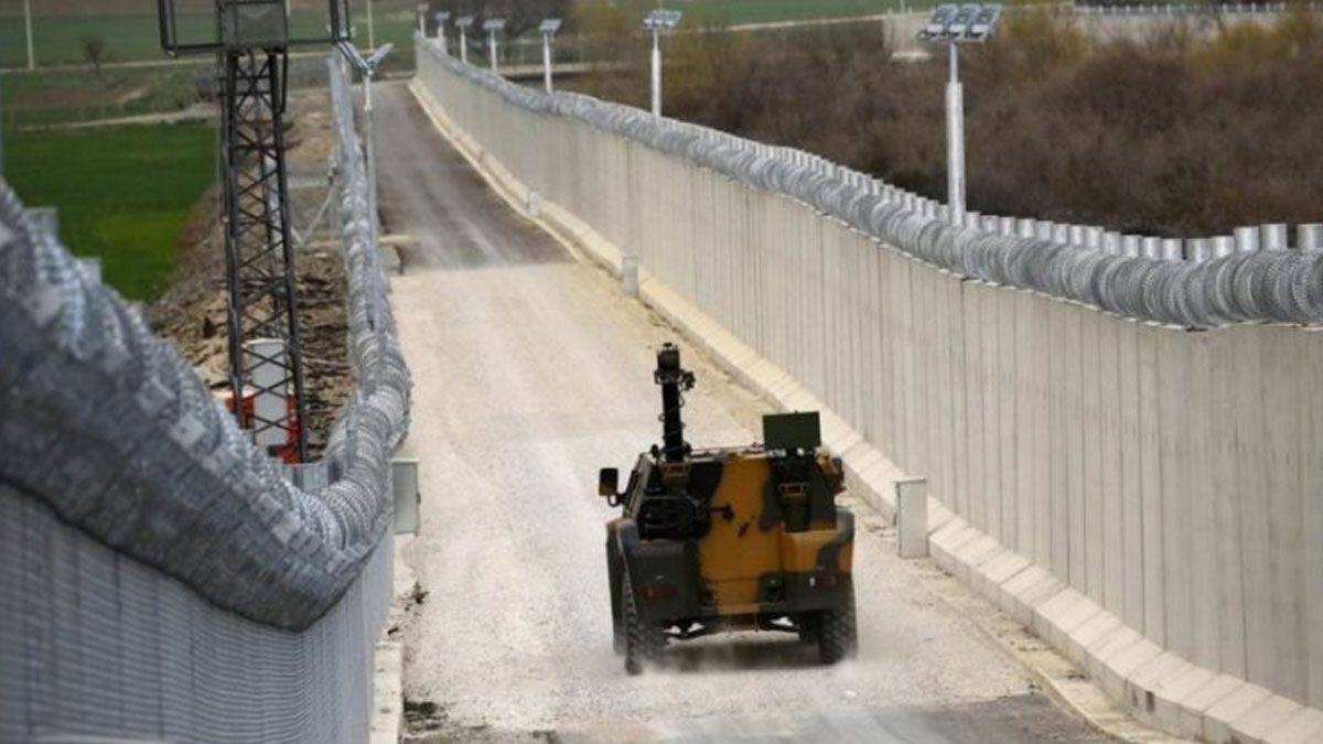 Sırplar, Kosova sınır kapılarını geçişe kapattı