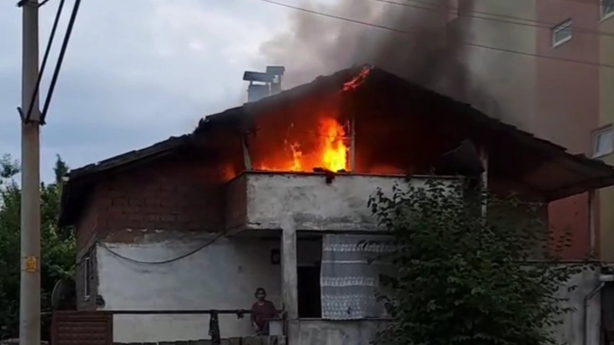 Karabük'te bir evin çatı katı alevlere teslim oldu
