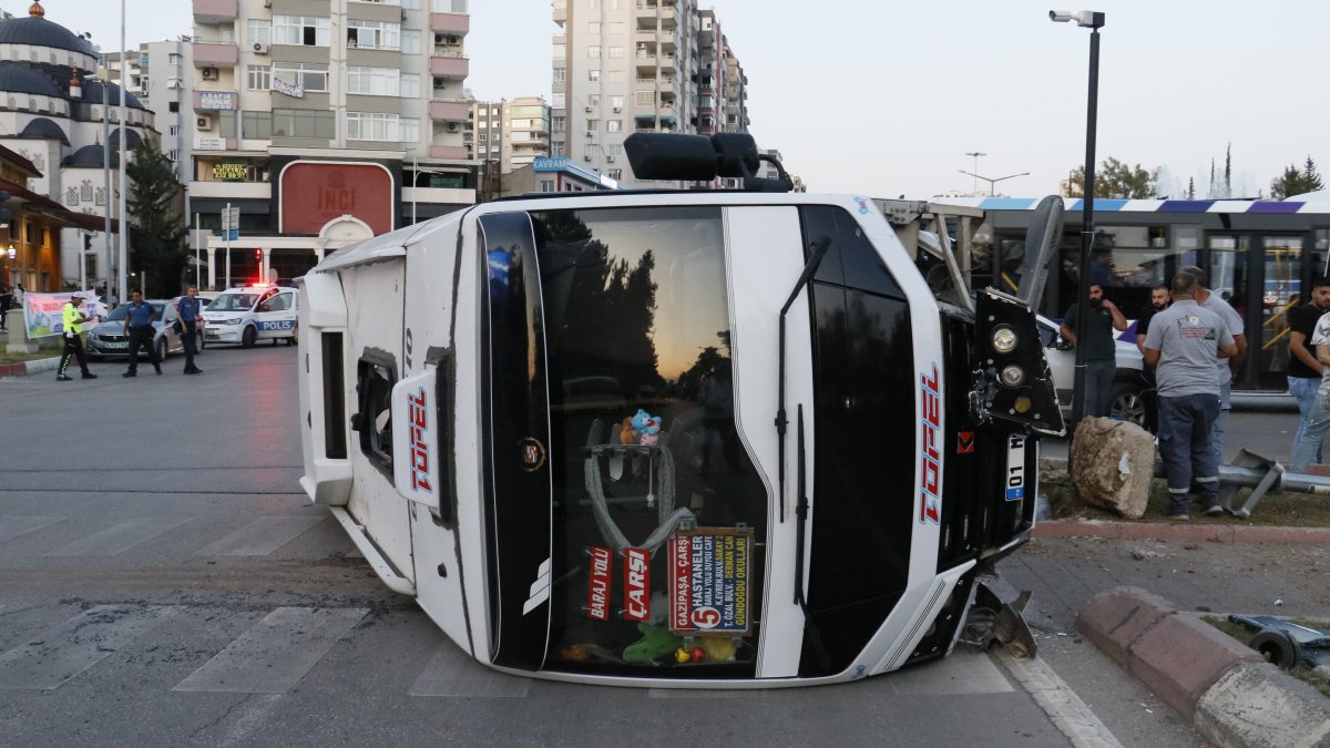 Adana’da yolcu minibüsü devrildi: 3 yaralı