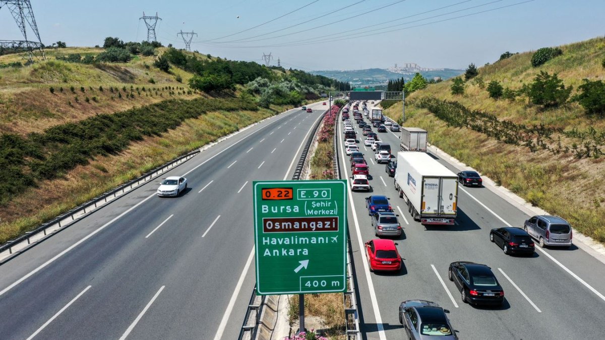 İstanbul-İzmir Otoyolu'nda bayram tatilinin ilk gününde yoğunluk yaşanıyor