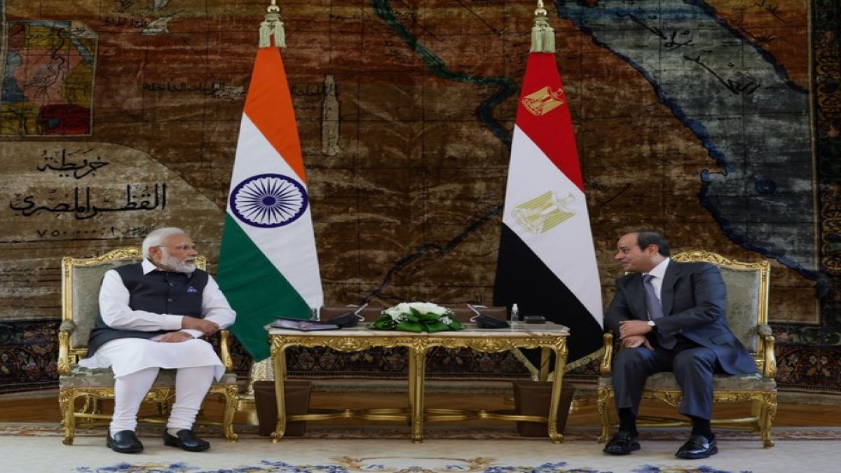 Mısır Cumhurbaşkanı ilişkileri güçlendirmek için Hindistan Başbakanı ile görüştü