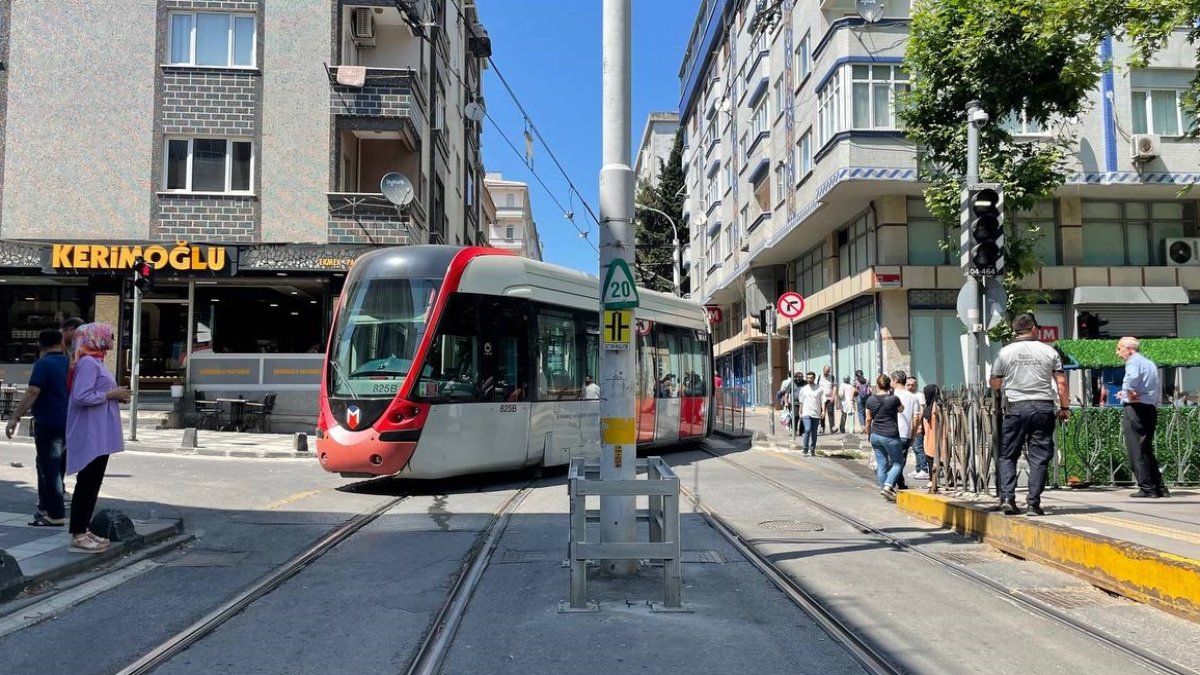 İstanbul’da tramvay raydan çıktı: Vatman kapıları açıp yolcuları tahliye etti