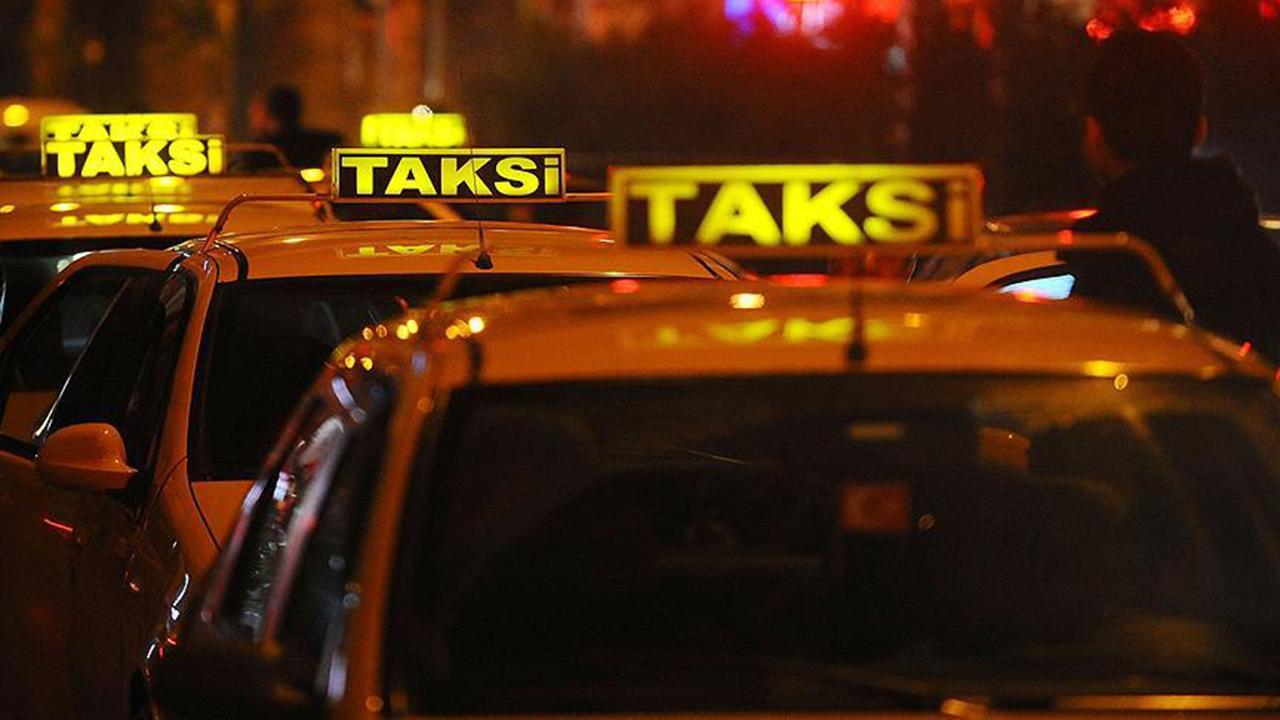 Müşteriden fazla ücret isteyen taksici trafikten menedildi