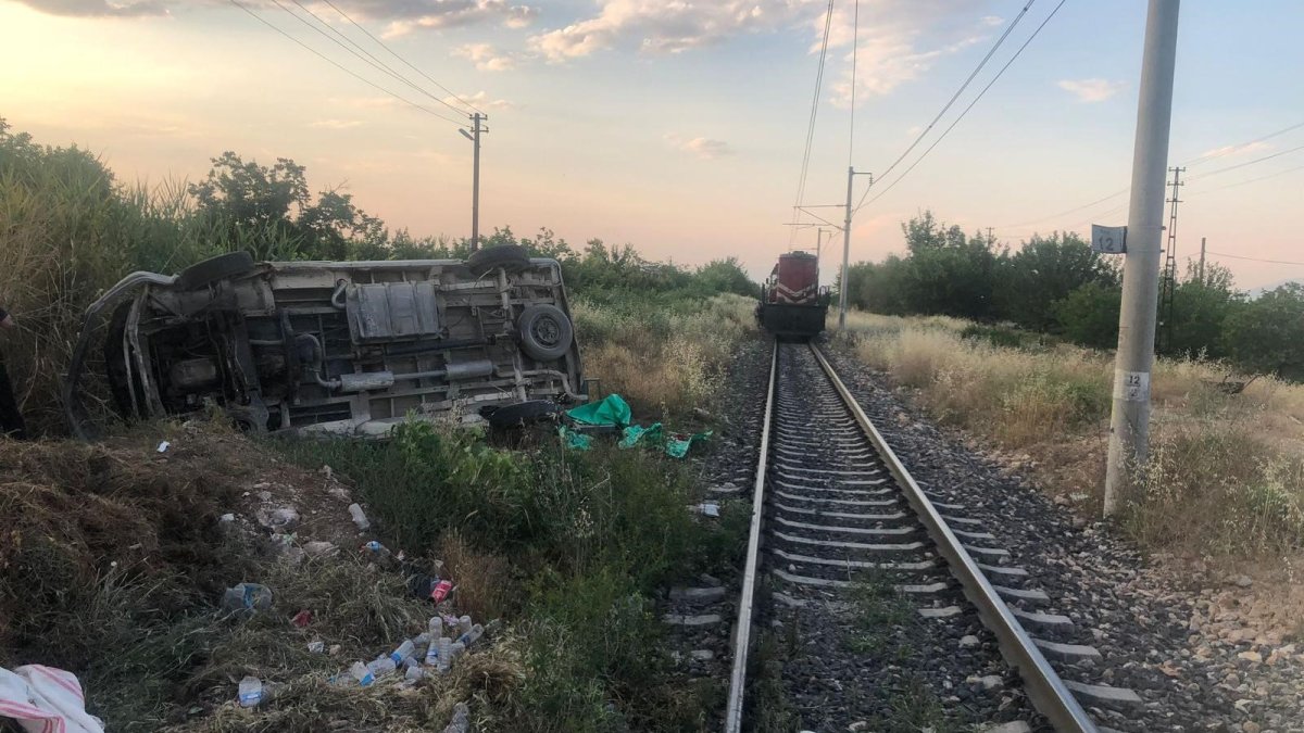 Malatya’da yük treni ile minibüs çarpıştı: 2 yaralı