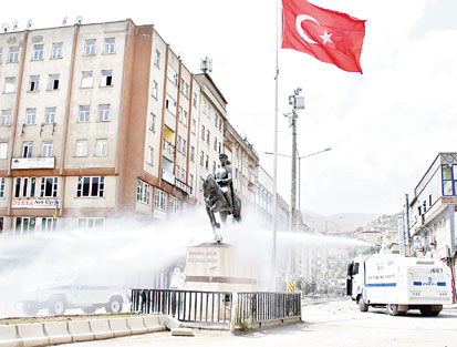 Atatürk büstüne zırhlı koruma