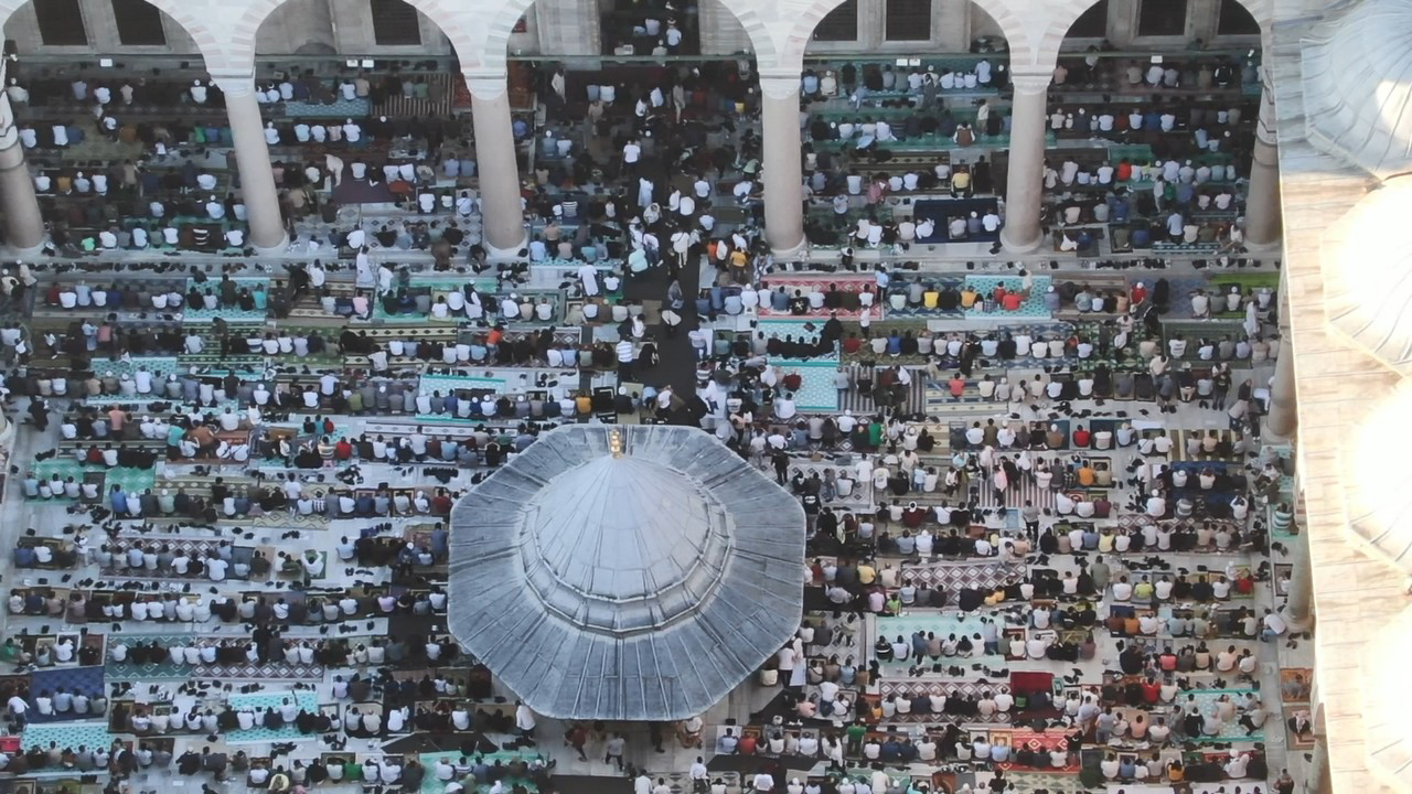 Bayram namazında Fatih Camii doldu taştı