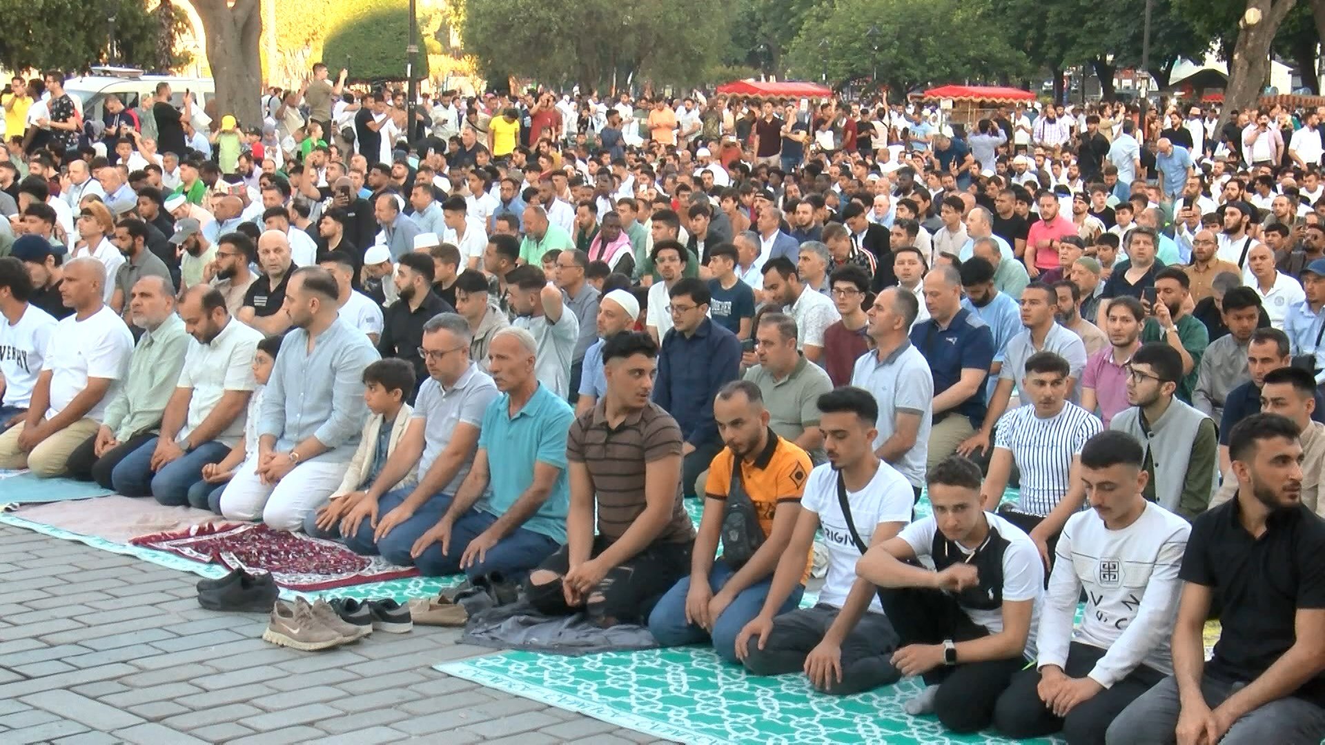 Ayasofya'da binlerce kişi bayram namazı kıldı