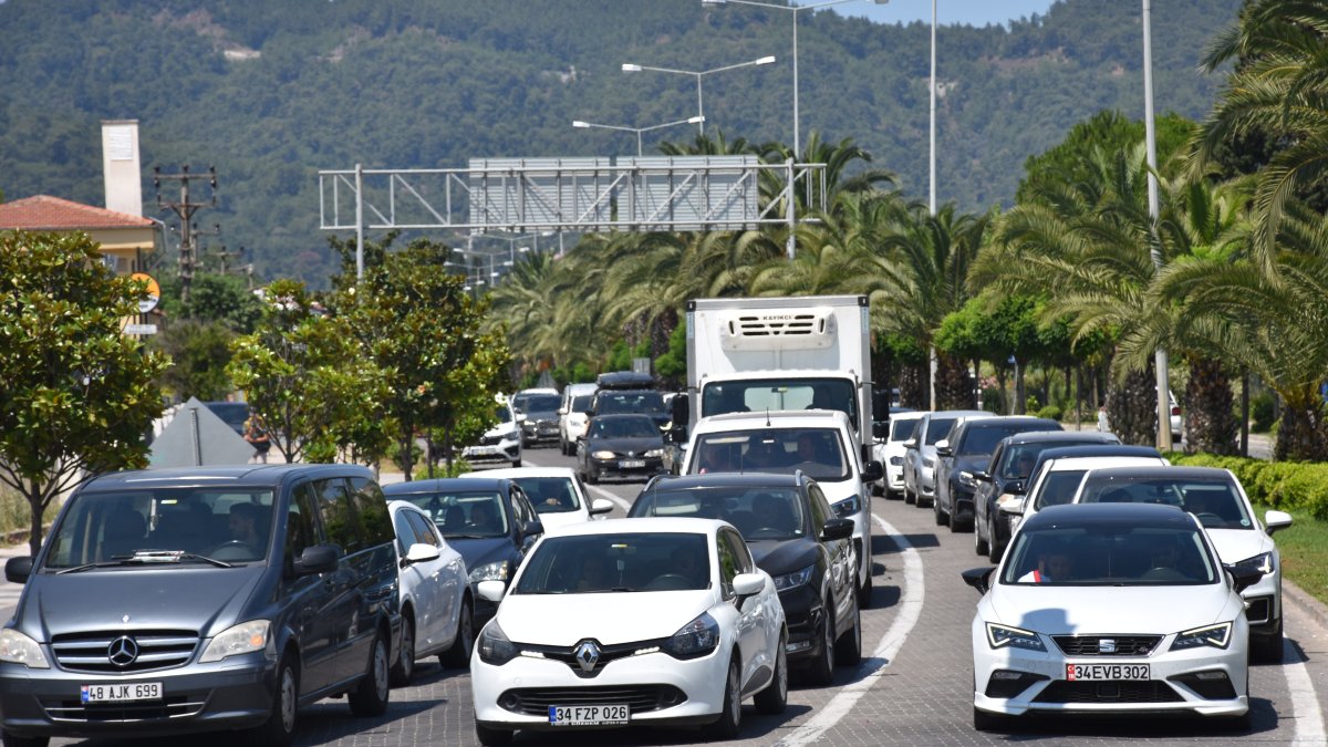 Tatilcilerin dönüş yolculuğu başladı