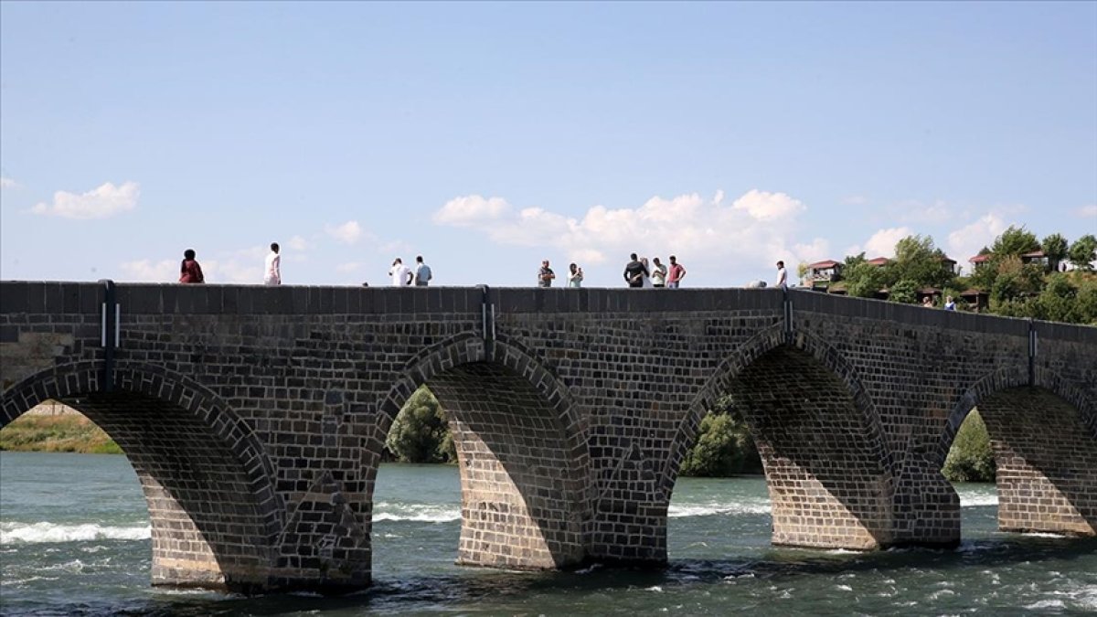 Tarihi Murat Köprüsünde bayram yoğunluğu