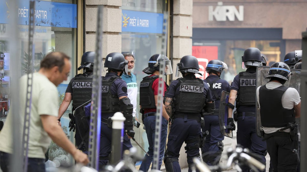 Fransa'daki protestolarda yaklaşık 3 bin 200 kişi gözaltına alındı