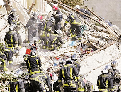 Paris’te bina çöktü: 2 ölü