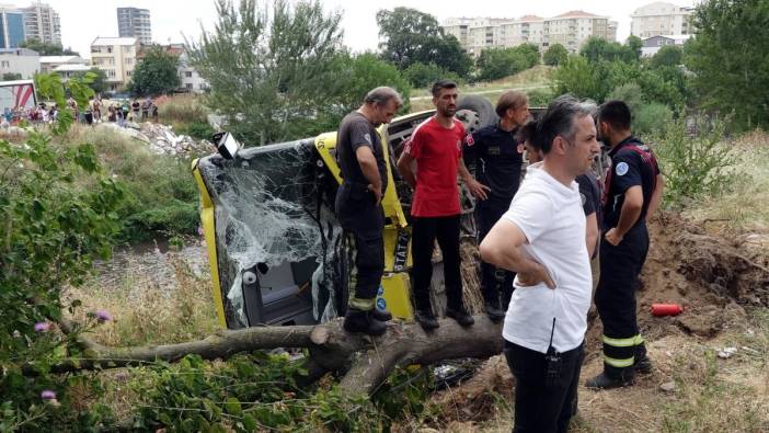 Halk otobüsü dere kenarına devrildi