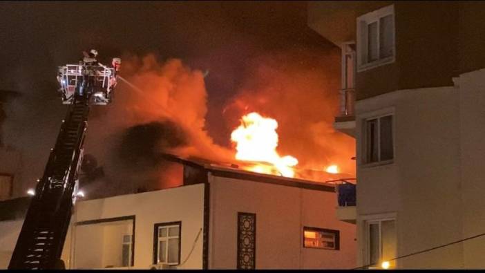 İki katlı binanın çatı katı alev alev yandı