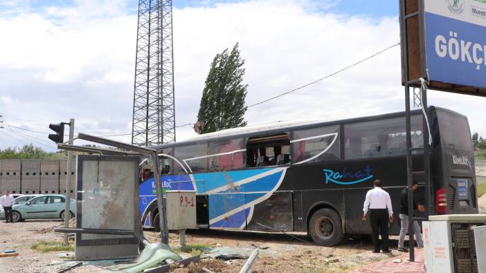 Ankara'da yolcu otobüsü minibüs ile durağa çarptı: 4 yaralı