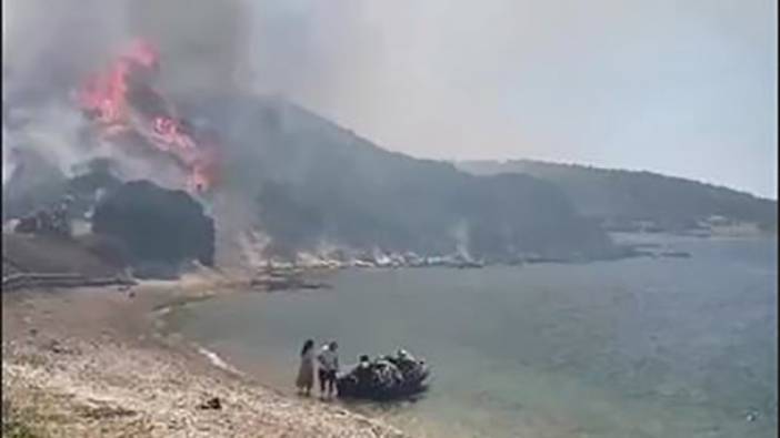 İzmir’deki orman yangını yazlık evlere sıçradı: Vatandaşlar denizden tahliye ediliyor