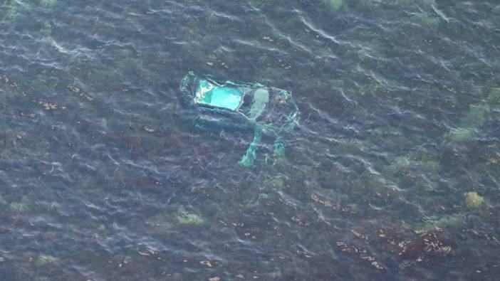 Sürücüsünün el frenini çekmeyi unuttuğu otomobil uçurumdan denize düştü