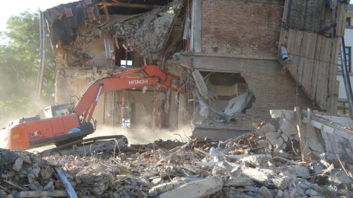 Malatya'da valilik binası yıkıldı