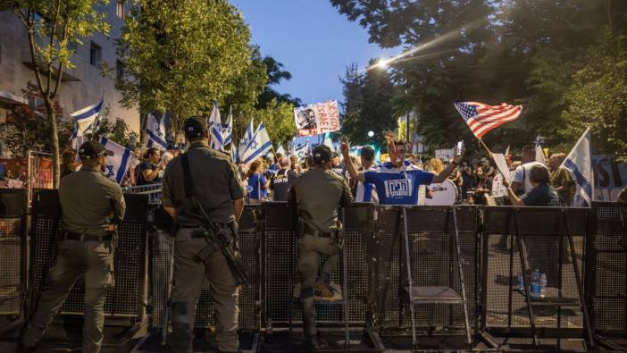 Yargı paketi karşıtları Netanyahu’nun evinin önüne toplandı