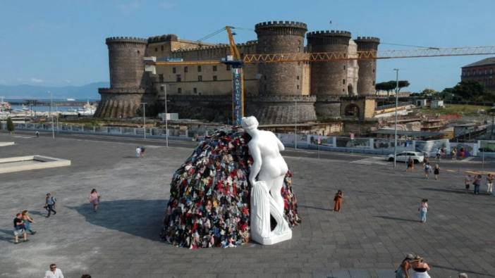 İtalya'da tarihi heykel şüpheli yangında kül oldu