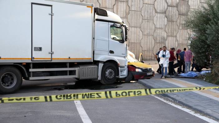 Sivas’ta taksinin kamyonla çarpıştığı kazada 4 kişi öldü