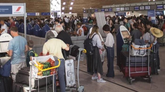 Yüzlerce uçuş iptal edildi, on binlerce yolcu havaalanlarını doldurdu. Avrupa’da ulaşım felç