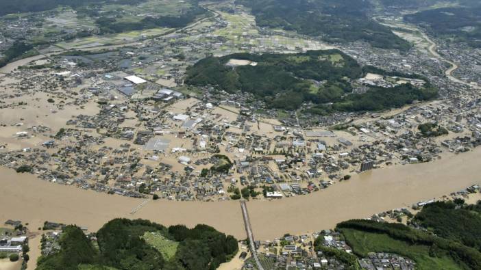 Japonya'da sel can aldı: 1 ölü