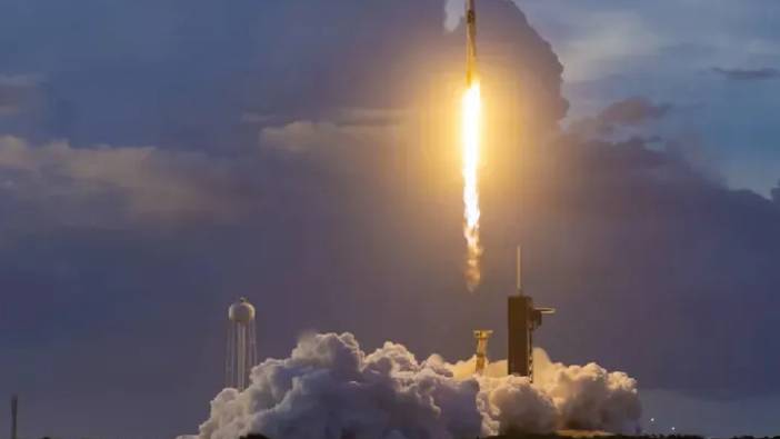 Elon Musk 54 uyduyu daha uzaya gönderdi: Geniş bant internet hizmeti sağlayacaklar