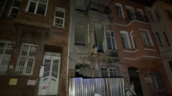 Balat'ta 3 katlı binanın balkonu çöktü