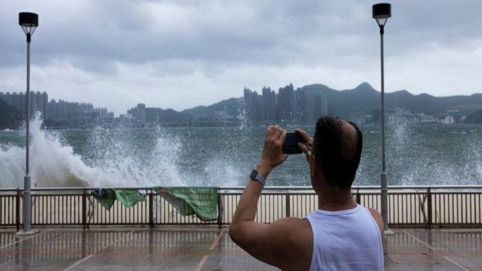 Hong Kong Talim Tayfunu için hazırlanırken okullar ve borsa kapandı