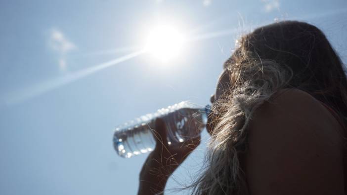 Kavurucu sıcakta aşırı su içmek tehlikeli. Uzmanından hayat kurtaran öneriler