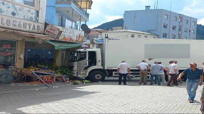 Samsun'da freni boşalan kamyon manava daldı