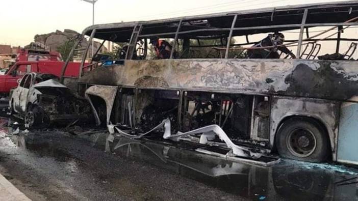 Yolcu otobüsü ile otomobil çarpıştı: 34 ölü
