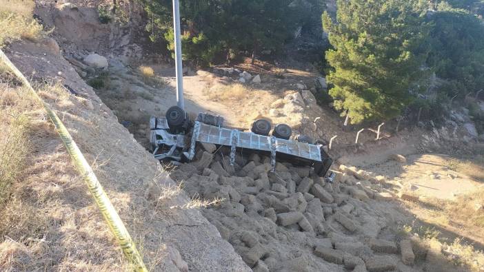 Saman yüklü kamyon 10 metreden düştü. Şoför hayatını kaybetti