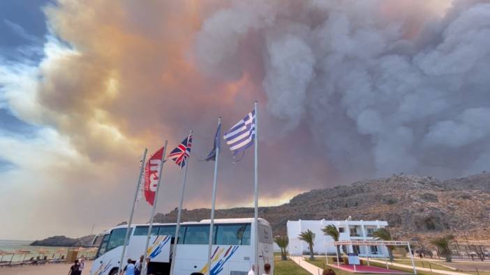 Rodos'tan yangınlar nedeniyle 19 bin kişi tahliye edildi