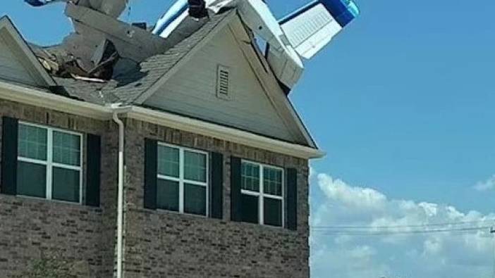 Evin çatısına uçak düştü