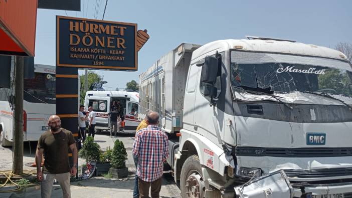 Turistleri taşıyan midibüse hafriyat kamyonu çarptı: 8 yaralı