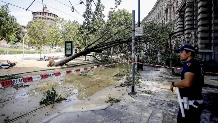 İtalya’da şiddetli fırtına can aldı