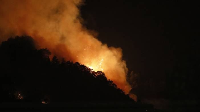 Antalya Kemer'deki orman yangını gece de devam etti