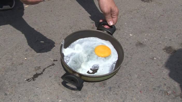 İstanbul'da güneşin altında ısınan tavada yumurta pişirdiler