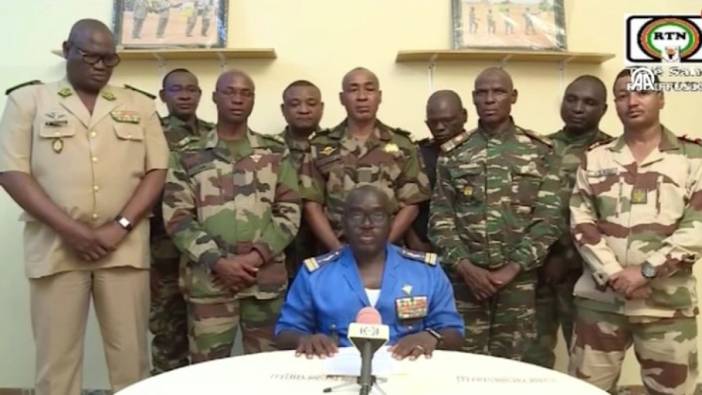 Nijer'de asker yönetime el koyduğunu duyurdu