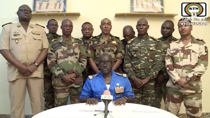 Nijer'de askeri darbe. Anayasa askıya alındı