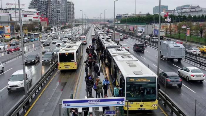 İstanbul'da toplu ulaşıma zam teklifi kabul edilmedi. Benzine mazota fahiş zam yapıldı İBB'nin teklifi kabul edilmedi