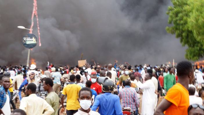 Nijer'de sokağa inen darbe destekçileri parti binasını ateşe verdi
