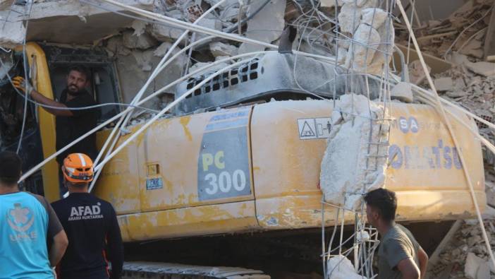 Hatay’da ağır hasarlı bina çöktü operatör enkaz altında kaldı