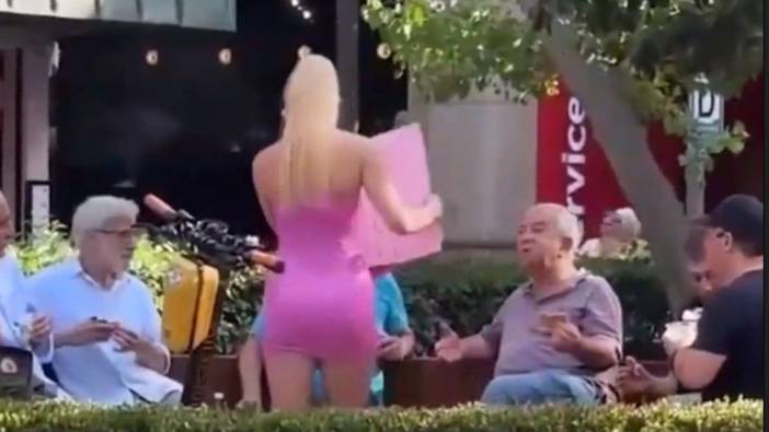 Ukraynalı kadın  pembe Barbie kıyafeti ile İstanbul sokaklarını dolaştı.