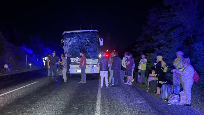 Yolcu otobüsü traktöre çarptı: 6 yaralı