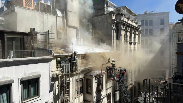 Beyoğlu'nda yangın. Restoranın çatısı alev aldı